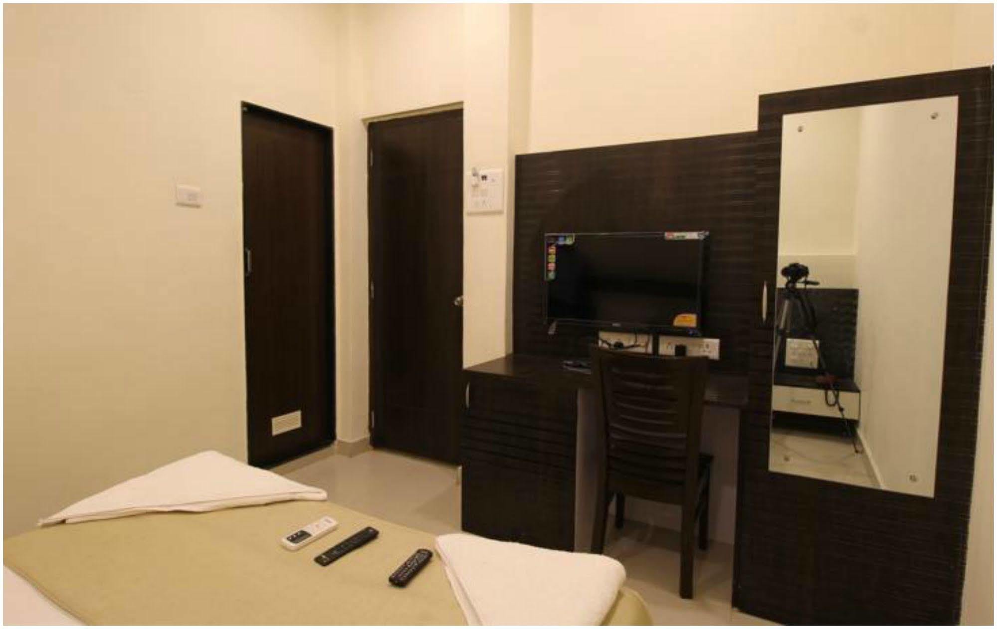 Treebo Trip Ashir Inn Mumbai Bagian luar foto